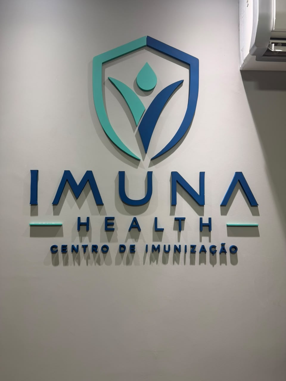 Logo Imuna Health na parede da clínica